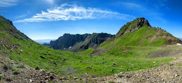 Pirene Dağları bulutlu mavi gökyüzü ile bir görünüm
