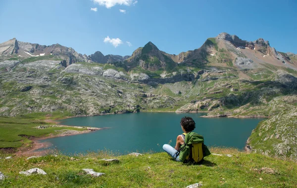 Kvinnlig Vandrare Tittar Sjön Estaens Pyrenéerna — Stockfoto
