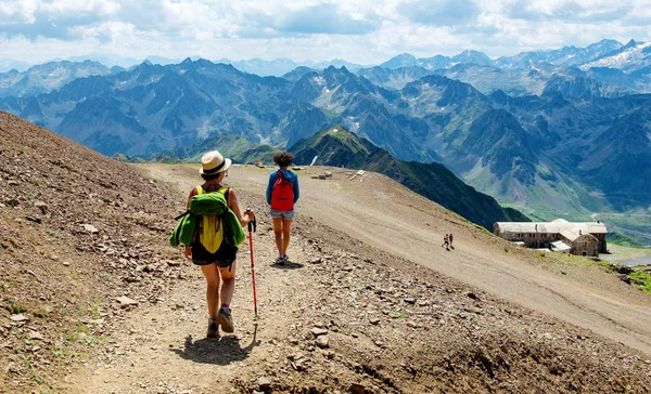 Två Kvinnor Hiker Skogsstig Franska Pyrenéerna — Stockfoto