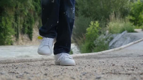 Primer Plano Los Pies Hombre Bailando Cámara Lenta — Vídeo de stock