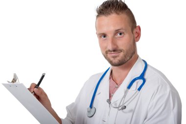 genç doktor beyaz arka plan üzerinde izole bir not defteri yazma