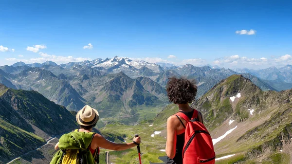 Två Kvinnor Vandrare Spåret Pic Midi Bigorre Pyrenéerna — Stockfoto