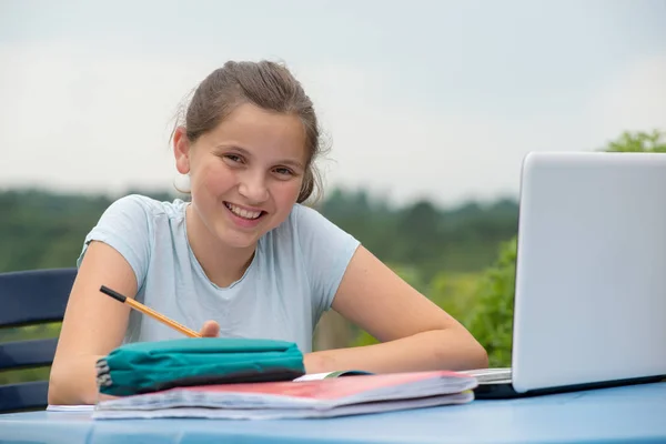 Ein Mädchen Teenageralter Macht Ihre Hausaufgaben Garten — Stockfoto