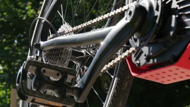 Κοντινό Πλάνο Του Ντεραγιέ Του Ποδηλάτου Ποδηλάτες Στο Παρασκήνιο — Αρχείο Βίντεο