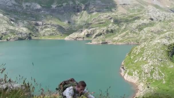 Man Hiker Climbing Slope Lake Estaens Background — Stock Video