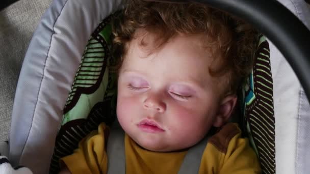 Uyuyan Küçük Bir Çocuk Portresi — Stok video