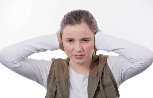 Jovem Adolescente Menina Fecha Ouvidos Isolado Fundo Branco — Fotografia de Stock