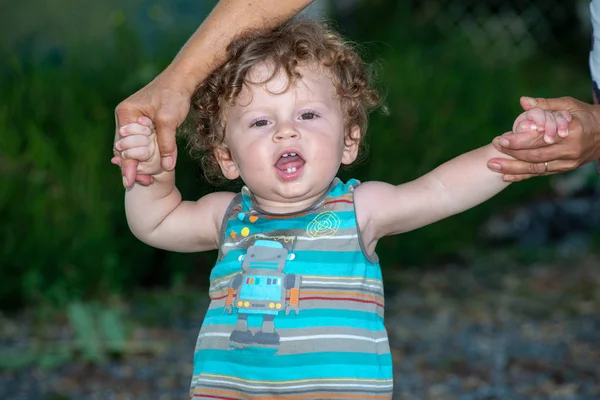 Porträt Eines Kleinen Jungen Mit Lockigem Haar — Stockfoto