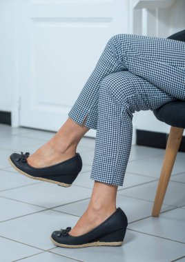 Damalı pantolonlu kadın bacakları