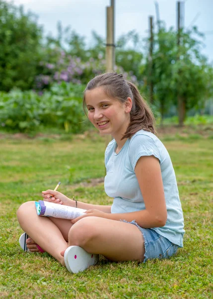 Ein Junger Lächelnder Teenager Sitzt Schneidersitz Gras — Stockfoto