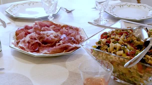 意大利面沙拉配西红柿 橄榄和火腿 — 图库视频影像