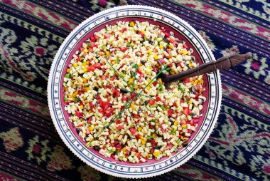 zeytin ve domates ile bir İtalyan makarna salatası