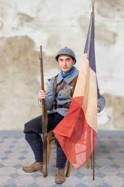 bir Fransız asker..... 1914 1918 tricolour bayrak ile oturan