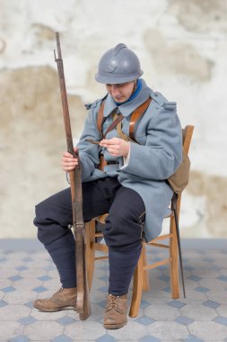 bir Fransız askeri 1914 1918, iskemlede, mektup okuma