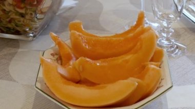 domates, zeytin ve jambon ile makarna salatası