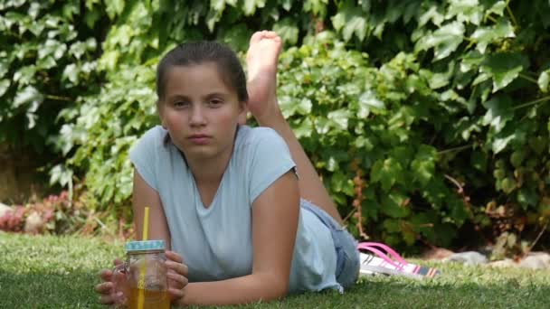 Porträt Eines Teenagers Gras Liegend — Stockvideo