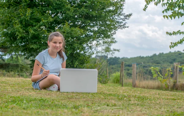 Młodych Nastolatek Siedząc Trawie Przy Użyciu Laptopa — Zdjęcie stockowe