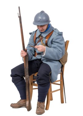 Fransız askeri iskemlede, 1914 1918, beyaz arka plan üzerinde izole mektup okuma