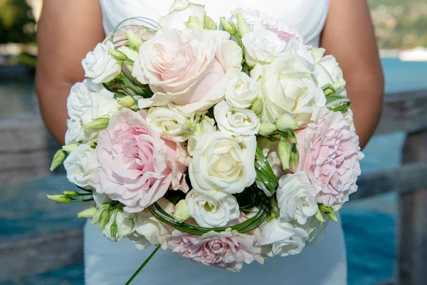 新娘的玫瑰漂亮花束 — 图库照片