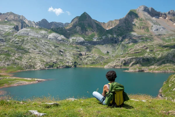 Tramp Žena Odpočívá Při Pohledu Jezero Pohoří Pyreneje — Stock fotografie