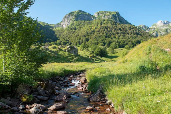 Гірський Пейзаж Блакитним Небом Хмарами — стокове фото