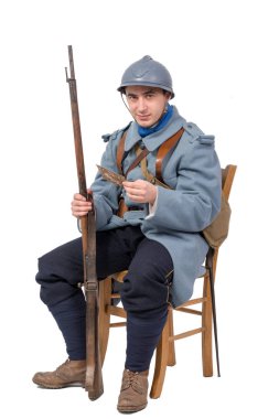Fransız askeri iskemlede, 1914 1918, beyaz arka plan üzerinde izole mektup okuma