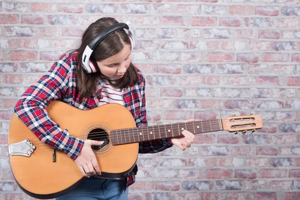 Young Teenager Girl Playing Acoustic Guitar — Stock Photo, Image