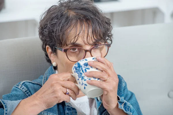 Een Mooie Rijpe Brunette Thuis Drinken Van Een Kopje Thee — Stockfoto