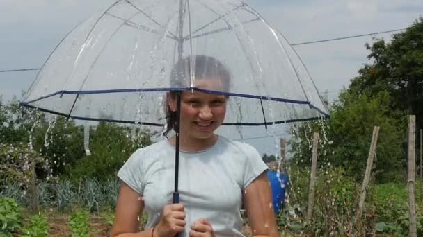 Bir Şemsiye Altında Genç Gülümseyen Genç Kız — Stok video