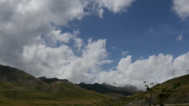 Τοπίο Του Βουνού Γαλάζιο Ουρανό Θολό — Αρχείο Βίντεο