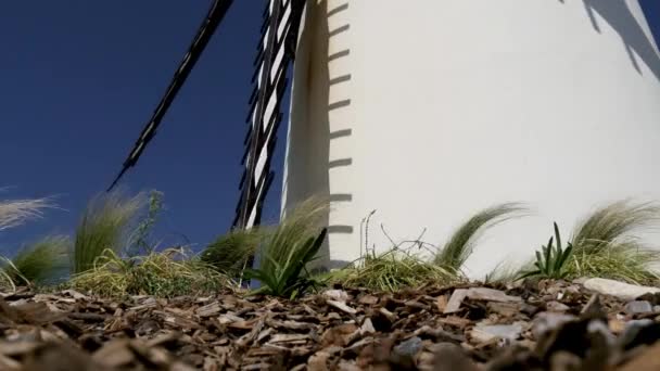 Weiße Windmühle Der Hintergrund Des Blauen Himmels — Stockvideo