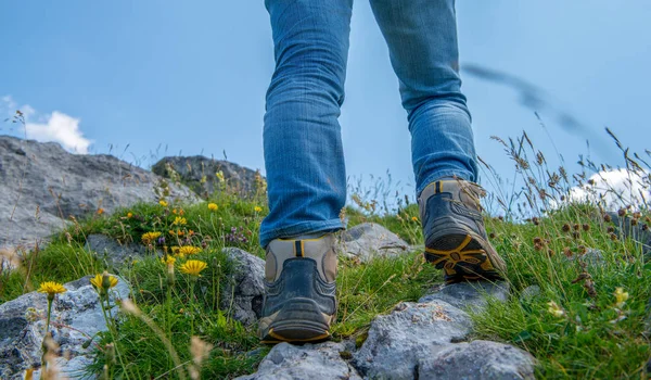 Primo Piano Dei Piedi Donna Escursionista Montagna — Foto Stock