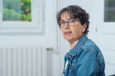 kot ceket ile güzel bir olgun esmer