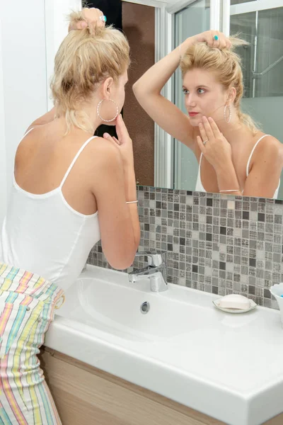 Une Belle Jeune Femme Blonde Debout Dans Salle Bain — Photo