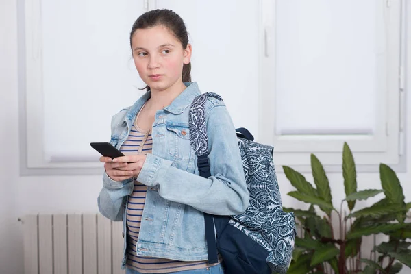 Portrait Schoolgirl Using Smartphone — Stock Photo, Image