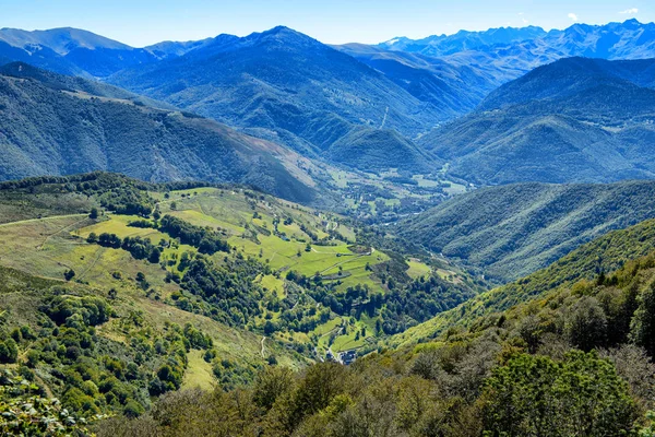 Uma Vista Das Montanhas Dos Pirenéus Com Céu Azul Nublado — Fotografia de Stock