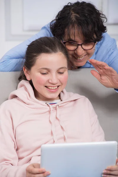 Usměvavá Máma Dcera Doma Pomocí Tabletového Počítače — Stock fotografie