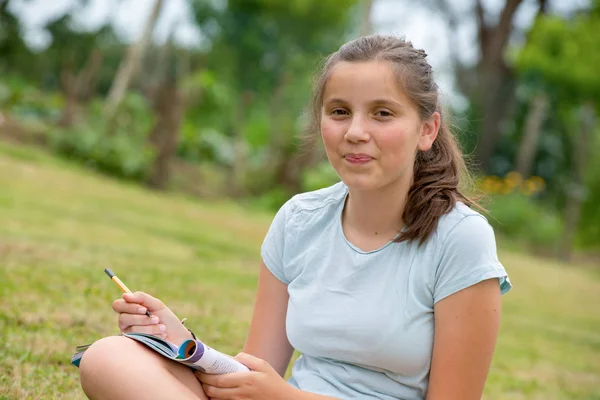 Adolescent Jeune Souriant Assis Les Jambes Croisées Dans Herbe — Photo