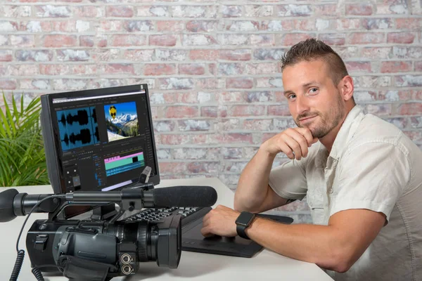 Homem Editor Vídeo Com Computador Uma Câmera Vídeo Profissional — Fotografia de Stock