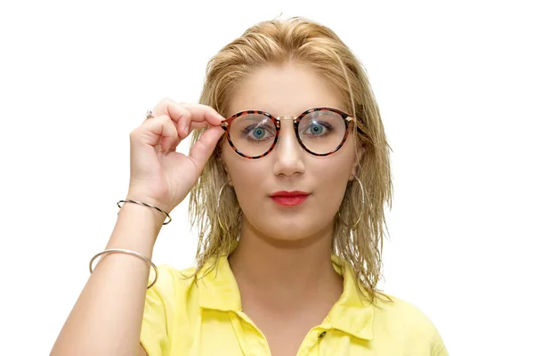 Bonita Mujer Rubia Vestida Amarillo Con Gafas Sobre Fondo Blanco — Foto de Stock