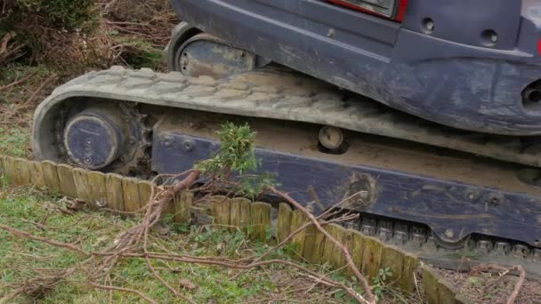 Close Van Rubber Tracks Van Een Mini Graafmachine — Stockvideo