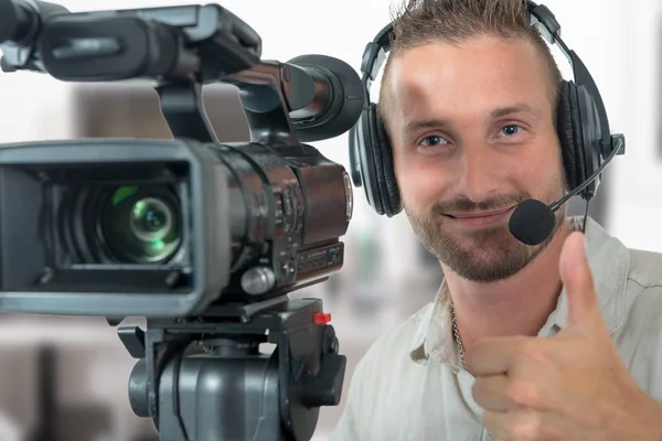 Hombre Sonriente Con Videocámara Profesional Auriculares — Foto de Stock
