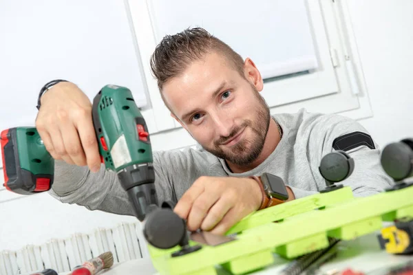 Ein Junger Mann Stirbt Mit Elektrobohrmaschine — Stockfoto