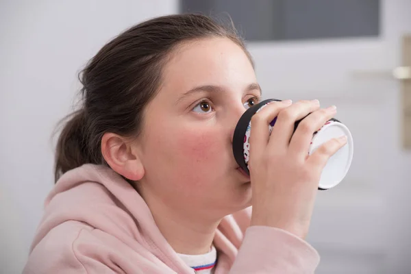 Молодая Красивая Девушка Подросток Бумажной Чашкой Кофе — стоковое фото