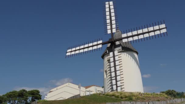 Schöne Weiße Windmühle Der Hintergrund Des Blauen Himmels — Stockvideo