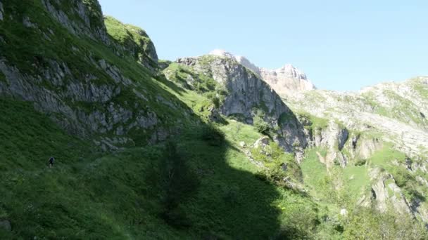 Woman Hiker Mountain Trail Pyrenees — Stock Video