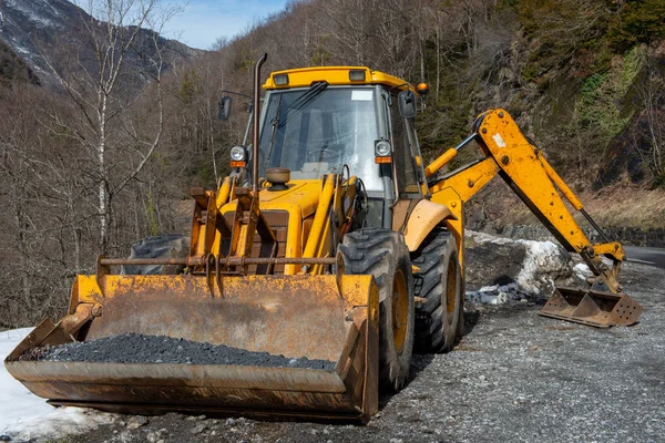 Yolun Kenarında Ağır Inşaat Yükleyici Buldozer — Stok fotoğraf