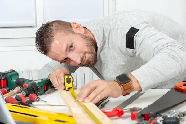 Een Lachende Jongeman Diy Thuis — Stockfoto