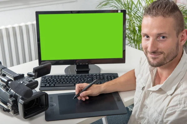 一个男人的视频编辑器与图形片剂和专业摄像机 绿色屏幕 — 图库照片