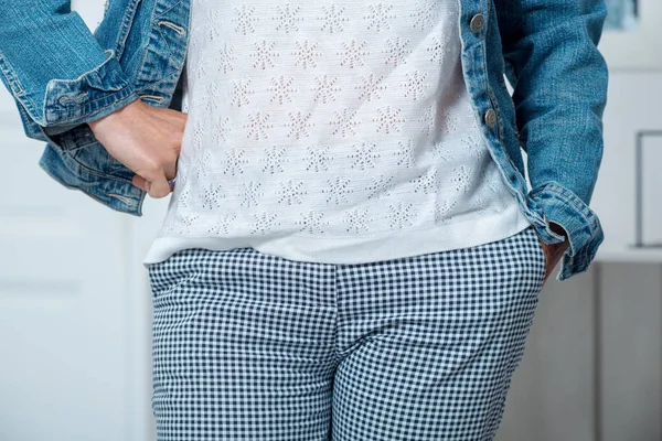 Mulher Com Uma Calça Quadriculada Uma Jaqueta Jeans — Fotografia de Stock